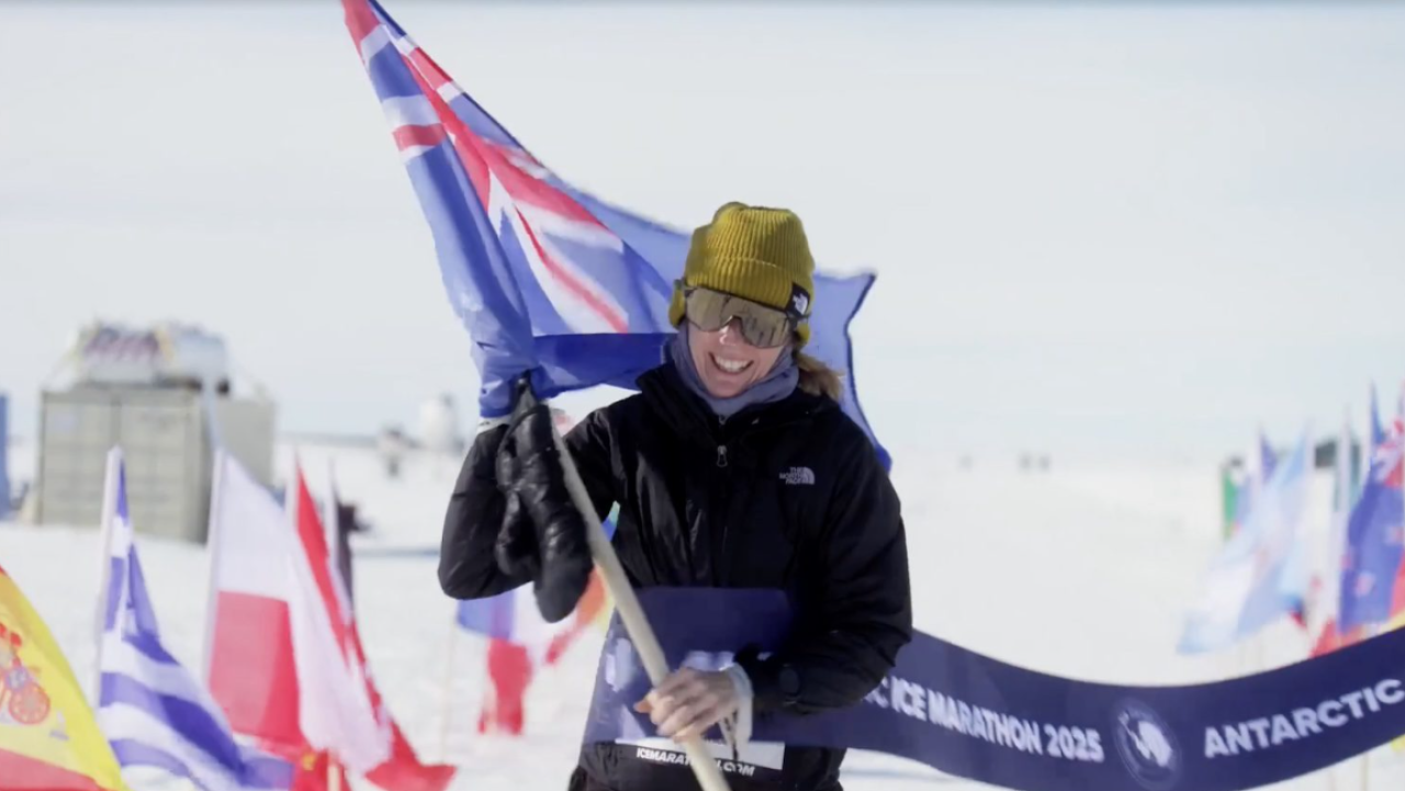 Imagem de Catherine Drysdale, a primeira mulher a vencer a Maratona do Gelo da Antártida