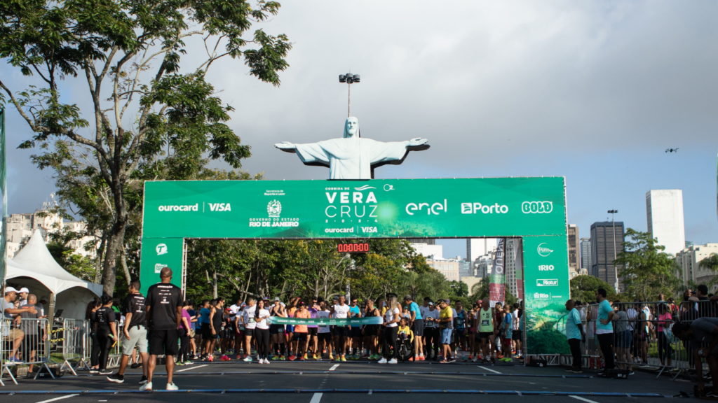 Imagem de corredores na largada da Corrida de Vera Cruz