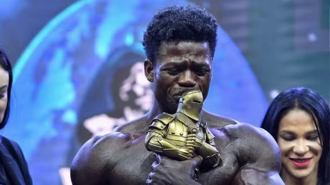 Rodrigo Pantera segurando o troféu do Mr. Olympia Brasil