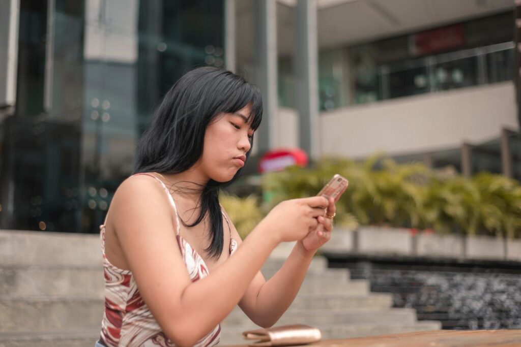 Imagem de mulher usando o celular