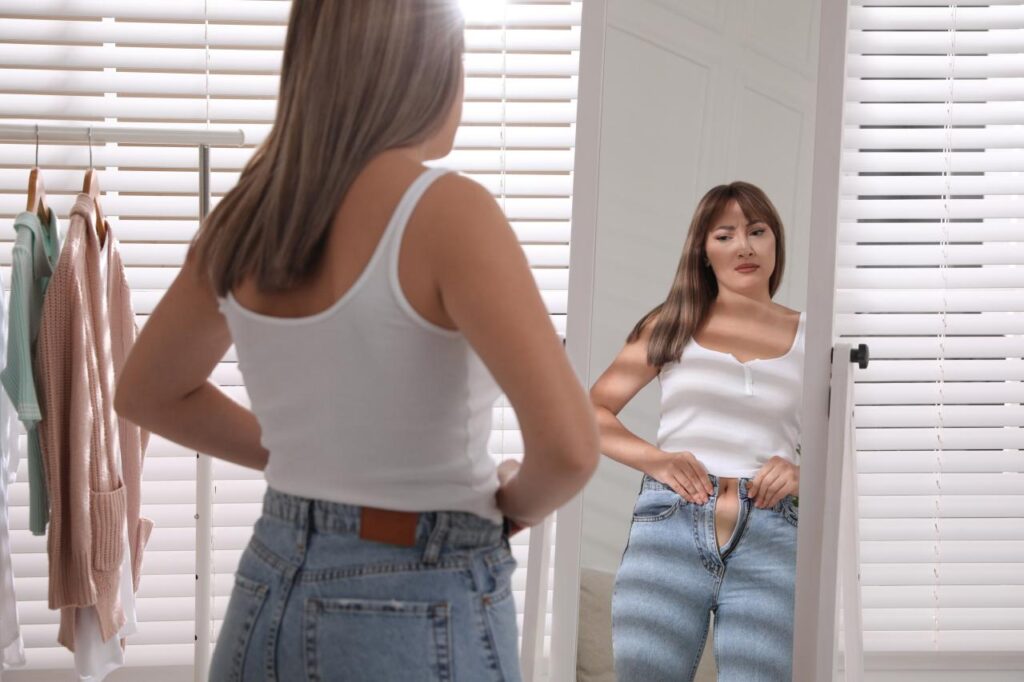 Imagem de mulher se olhando no espelho