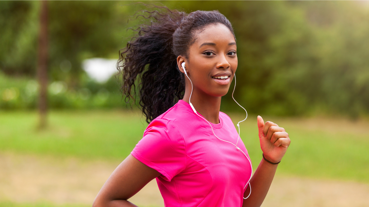 Imagem de mulher praticando corrida ao ar livre