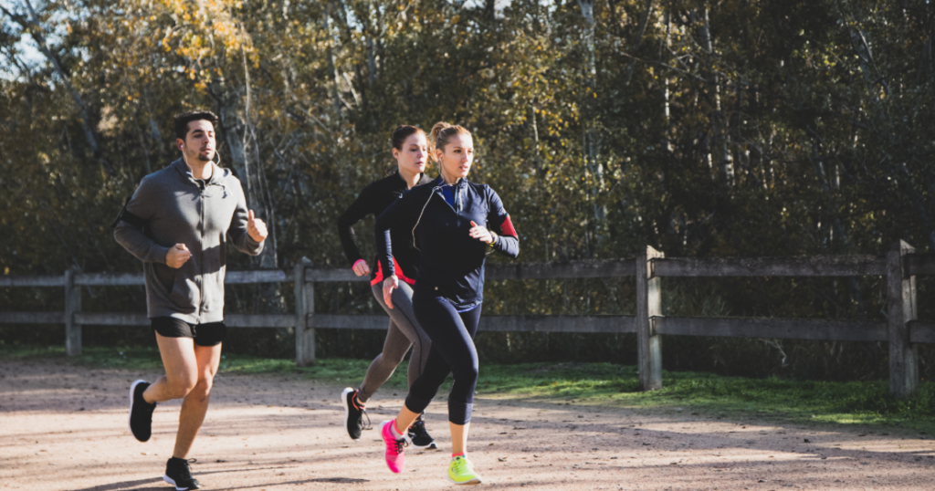 Pessoas praticam corrida ao ar livre durante o verão, atividade comum entre quem retoma exercícios físicos, mas que pode aumentar o risco de lesões sem preparo adequado.