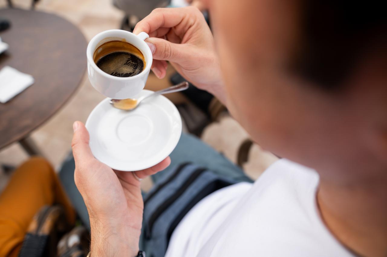 A cafeína pode aumentar a disposição e o foco antes do treino, quando usada com moderação