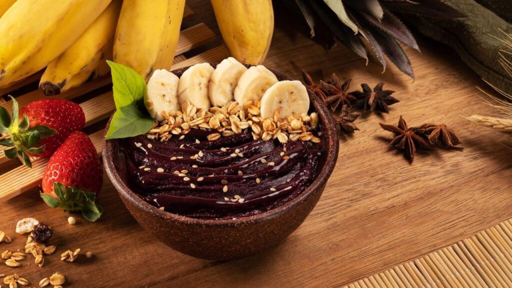 Imagem de uma tigela de açaí com banana e granola