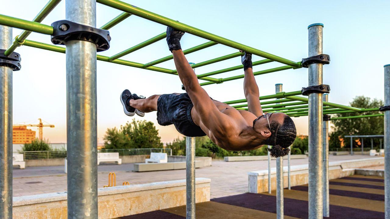 Imagem de um homem praticando calistenia em um ambiente aberto