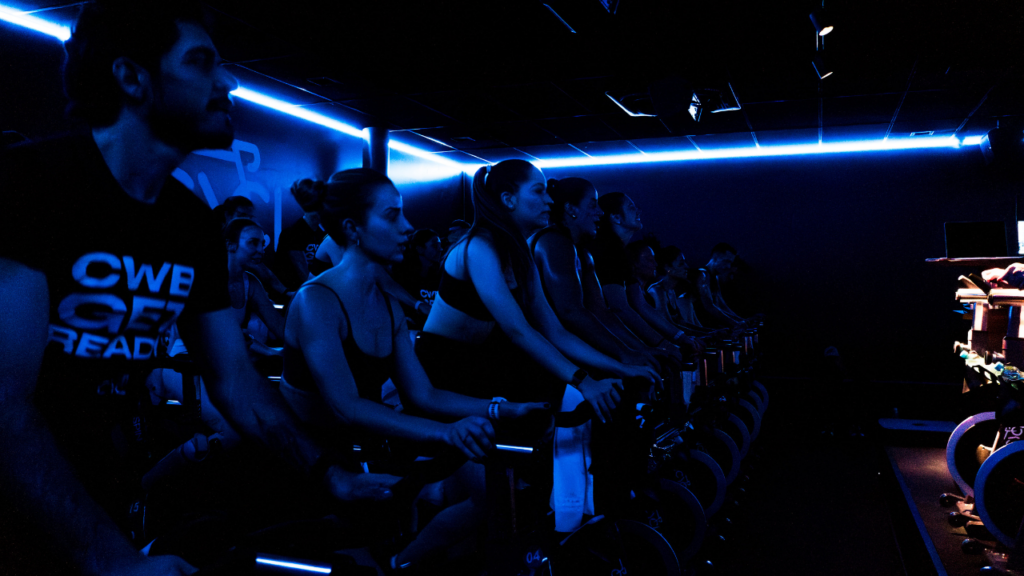Aulas de bike indoor unem ritmo, música e intensidade para potencializar o condicionamento, reduzir o estresse e acelerar resultados com segurança