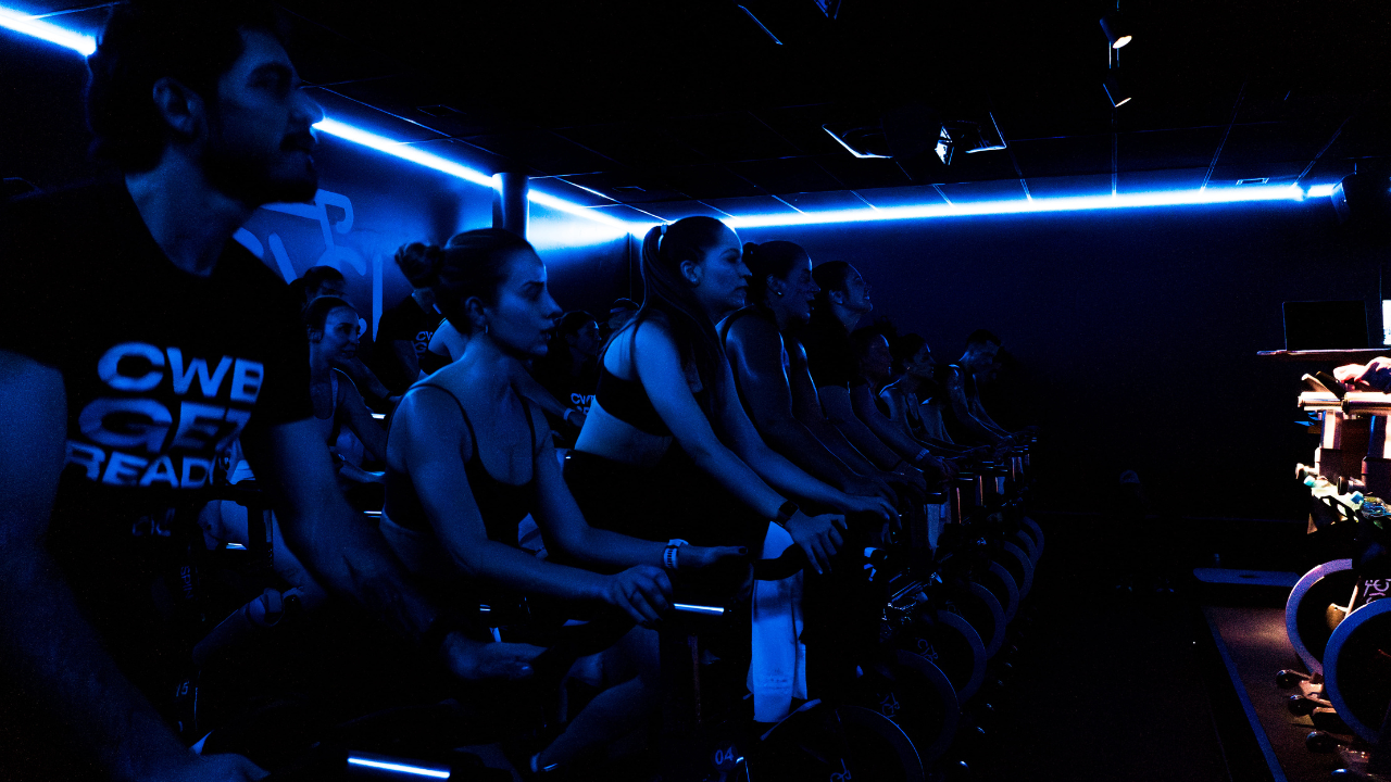 Aulas de bike indoor unem ritmo, música e intensidade para potencializar o condicionamento, reduzir o estresse e acelerar resultados com segurança