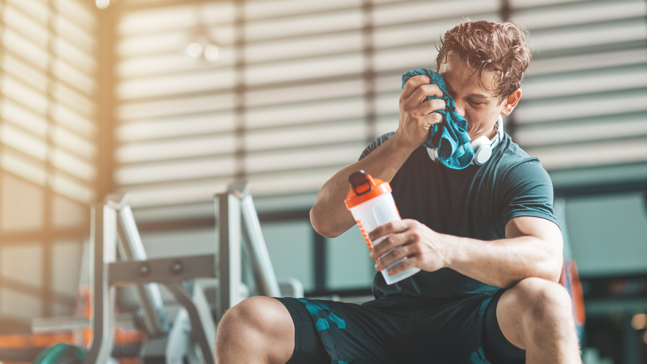 Transpirar durante o treino é natural, mas a perda de gordura depende de constância, alimentação equilibrada e gasto calórico