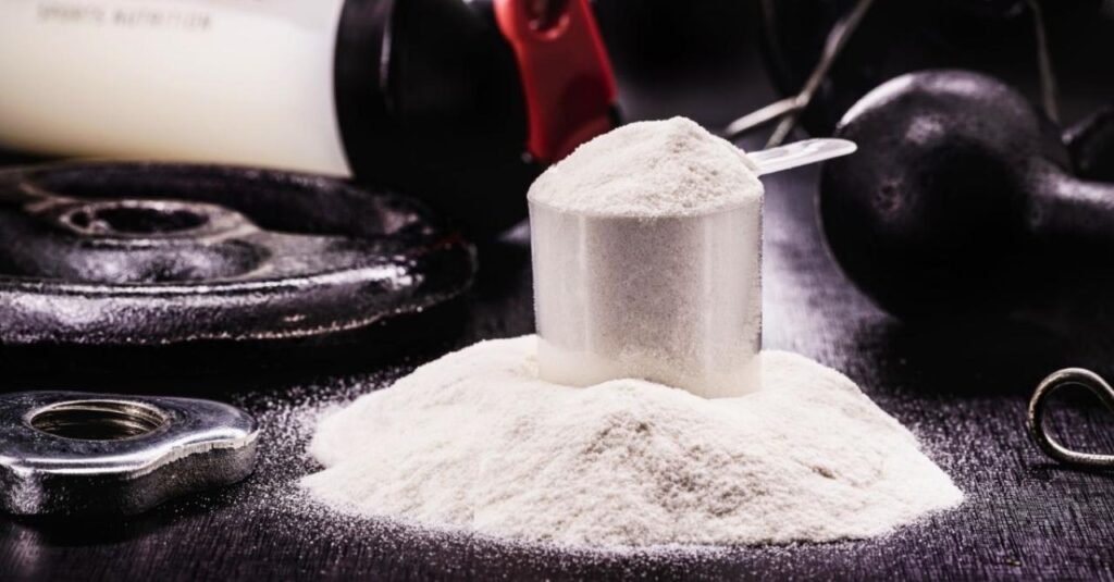 Whey é obrigatório? Entenda quando faz sentido tomar