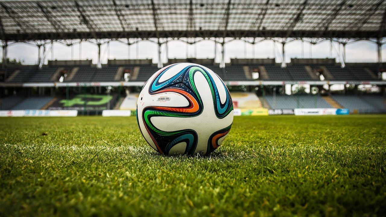 Imagem de uma bola de futebol no campo