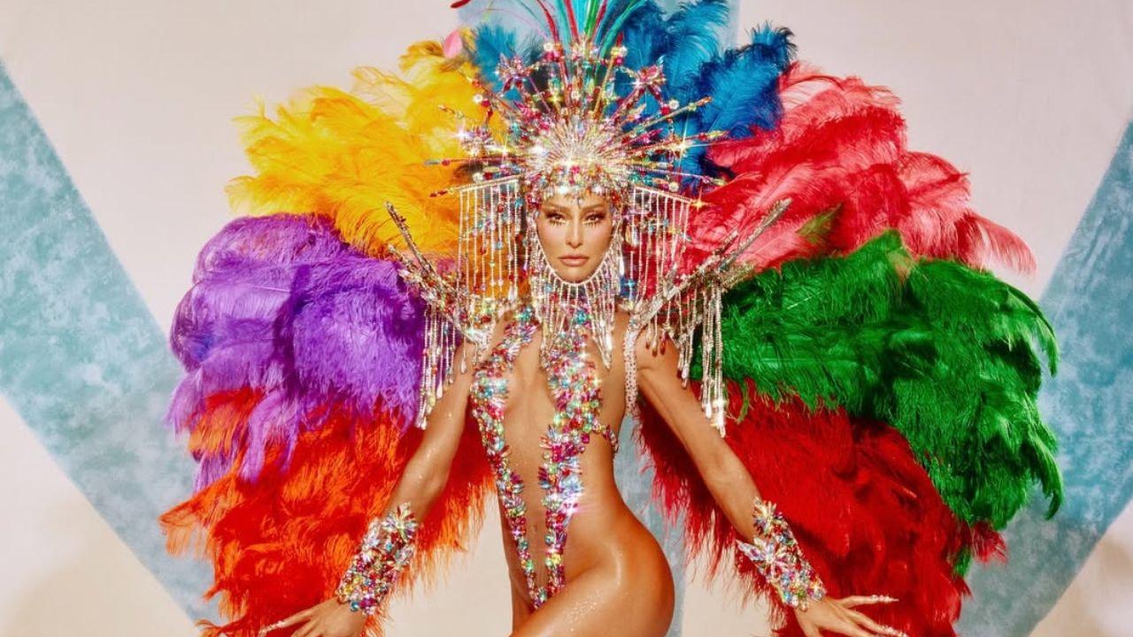 Sabrina Sato. Mulher asiática fantasiada com roupa de carnaval, biquíni curto colorido e com diversas plumas.