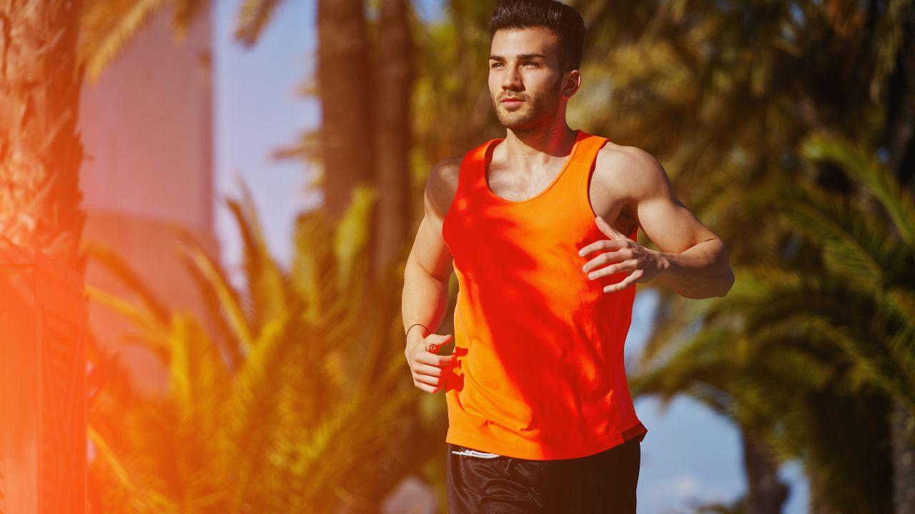 Imagem de um homem, de blusa laranja, correndo