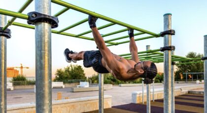 exercício de musculação na barra