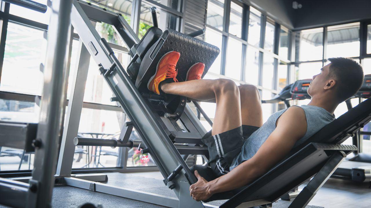 Homem fazendo treino de pernas