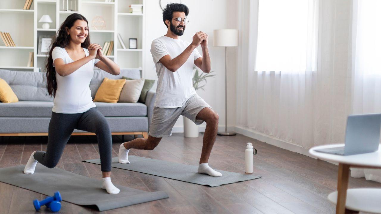 Pessoas fazendo agachamento em casa, usando o peso do próprio corpo para manter o treino mesmo sem academia durante o Carnaval.