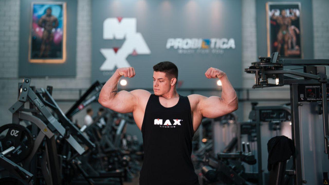 Imagem de um atleta de alta performance mostrando o pump dos membros superiores