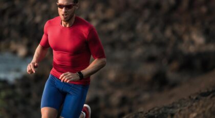 Homem usando roupa de compressão apertada correndo ao ar livre.