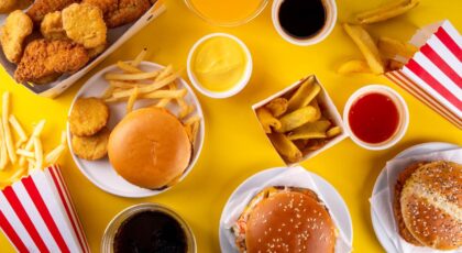 Foto mostra vários hamburgueres e lanches.