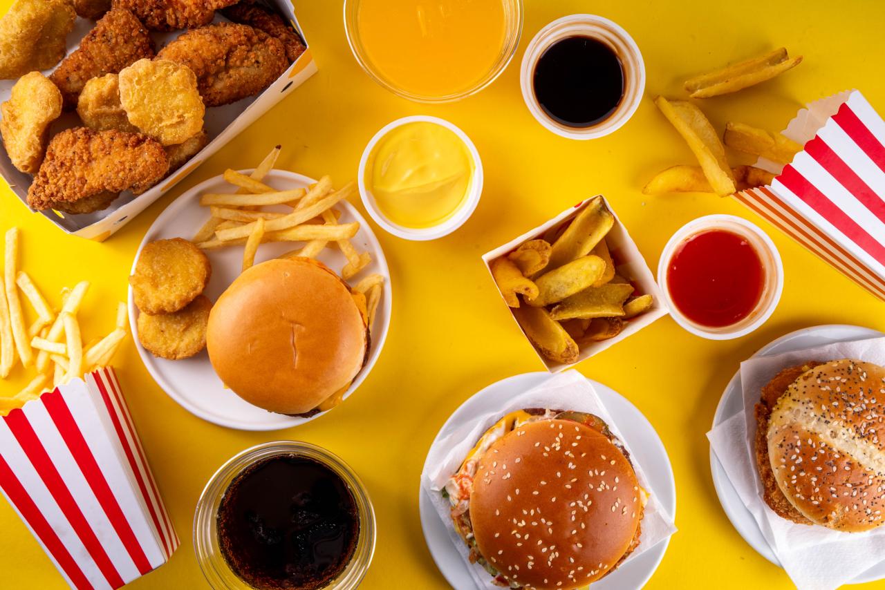 Foto mostra vários hamburgueres e lanches.