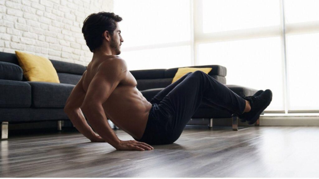 A calistenia tem conquistado cada vez mais praticantes. O método utiliza o peso do próprio corpo para desenvolver força e controle muscular. Além de prática, a modalidade pode ser feita em casa ou ao ar livre. Por isso, é uma boa opção para quem quer começar a treinar. O que é calistenia A calistenia é um tipo de treinamento funcional. Os exercícios usam apenas o peso corporal como resistência. Movimentos como flexões, agachamentos e barras fazem parte da prática. Com o tempo, a dificuldade aumenta gradualmente. Esse tipo de treino melhora força, equilíbrio e coordenação. Também contribui para o condicionamento físico geral. Comece com exercícios básicos Para iniciantes, o ideal é começar com movimentos simples. A evolução acontece conforme o corpo se adapta. Alguns exercícios comuns no início incluem: Agachamento. Flexão de braço. Prancha abdominal. Barra australiana. Esses movimentos trabalham diferentes grupos musculares. O importante é focar na execução correta. Priorize a técnica antes da intensidade Um dos principais erros é tentar avançar rápido demais. A técnica deve vir antes da dificuldade. Executar o movimento corretamente evita lesões. Também garante melhores resultados ao longo do tempo. Começar devagar ajuda o corpo a se adaptar. A progressão pode ser feita de forma gradual. Monte uma rotina simples Não é necessário treinar por longos períodos. Sessões curtas já trazem benefícios. Uma rotina inicial pode incluir exercícios básicos alternados. O ideal é treinar de duas a três vezes por semana. Com o tempo, é possível aumentar volume e intensidade. A evolução deve respeitar os limites individuais. Benefícios da calistenia A prática regular traz vantagens para o corpo. Entre os principais benefícios estão: Ganho de força muscular. Melhora da mobilidade. Aumento da resistência. Melhor controle corporal. Além disso, não exige equipamentos complexos. Constância é o mais importante Como em qualquer atividade, a regularidade faz diferença. Resultados aparecem com prática contínua. Começar com metas simples facilita a adaptação. Aos poucos, o treino se torna parte da rotina
