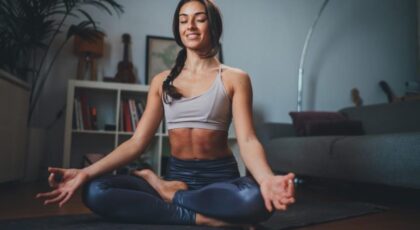 Posturas simples de yoga ajudam iniciantes a começar com segurança