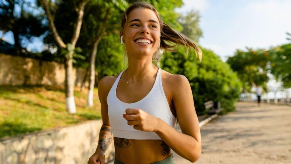 'Gostosas não pulam cardio': trend impulsiona treinos em casa; veja