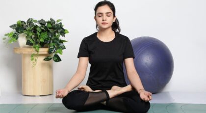 Imagem de uma mulher meditando
