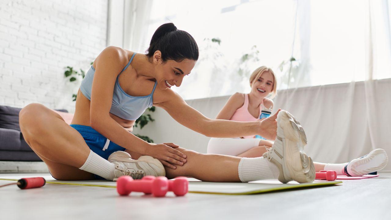 Imagem de duas mulheres treinando em casa