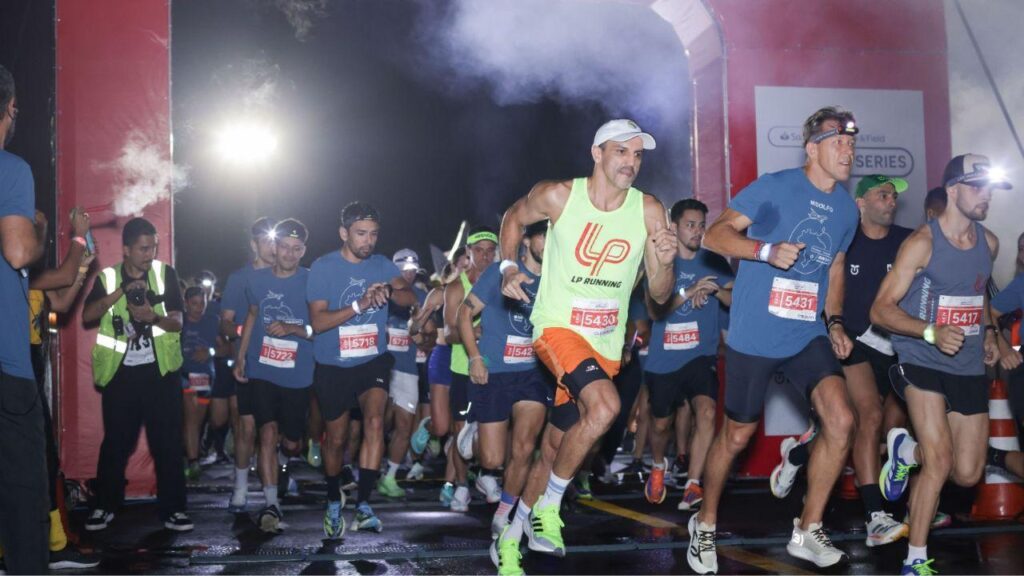Imagem de pessoas na largada da corrida