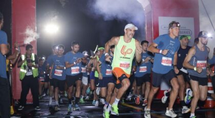 Imagem de pessoas na largada da corrida