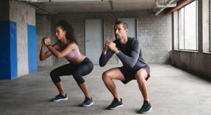 Imagem de um homem e uma mulher fazendo exercícios juntos