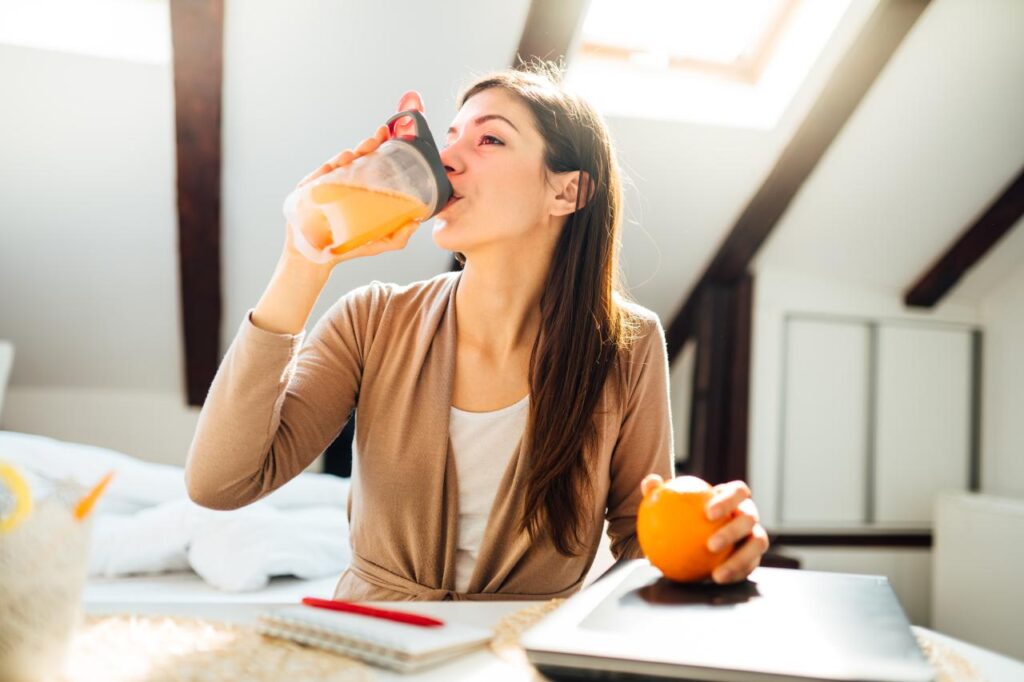 Ganhar massa sendo mulher é diferente? Entenda o que muda na dieta