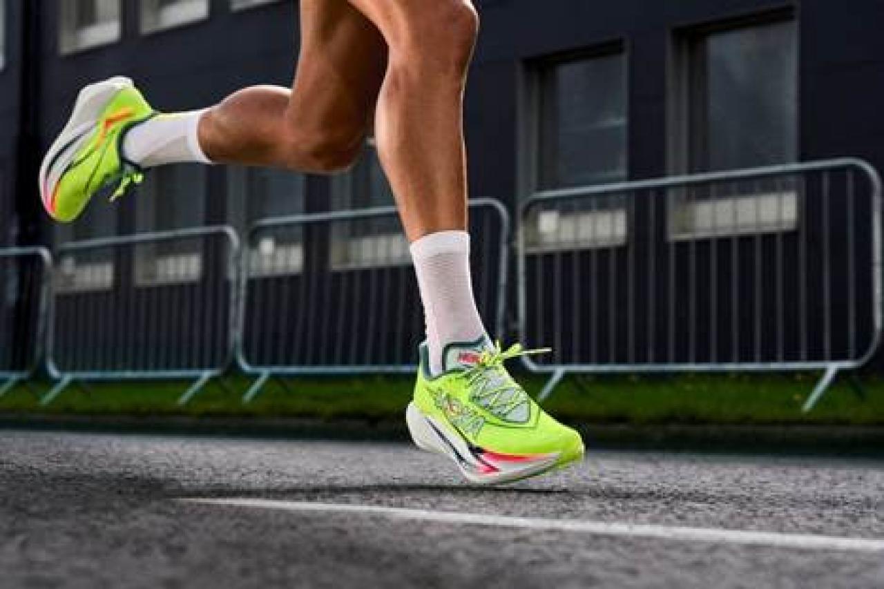 HOKA Cielo X 3.0 aposta em placa de carbono e leveza para performance