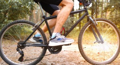Homem pedalando bike