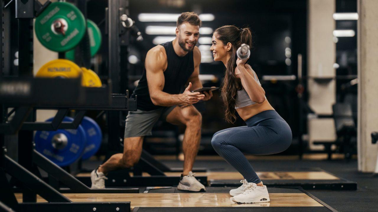 Imagem de uma mulher treinando com seu personal