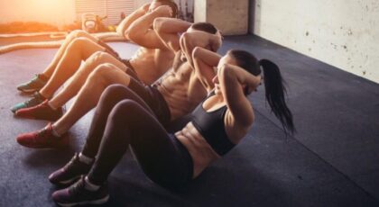 Abdominais em pé fortalecem o core e melhoram o equilíbrio