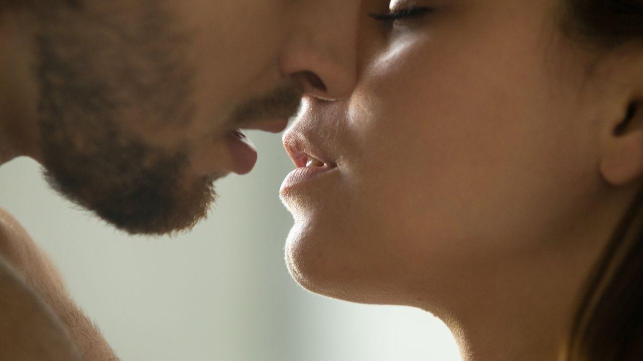 Beijar pode ser exercício? Veja quantas calorias são gastas durante o beijo