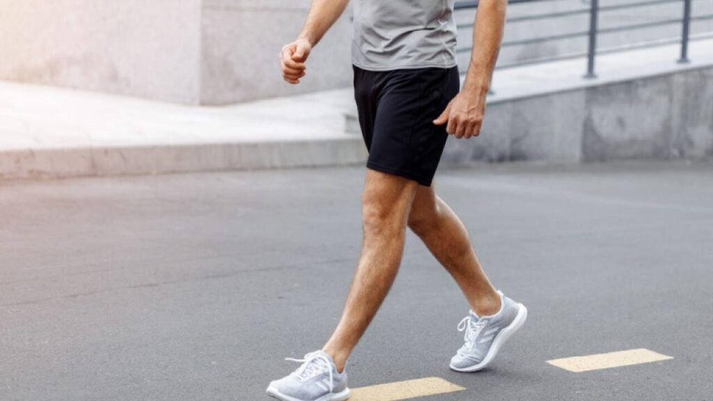 Caminhada leve após o almoço ajuda a ativar o metabolismo