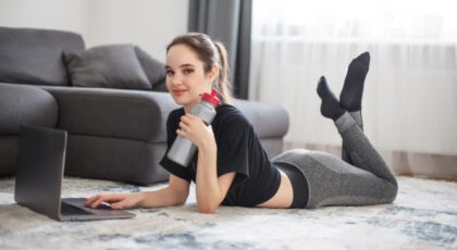 Exercícios simples e acessíveis ajudam a gastar calorias e manter o corpo ativo em casa