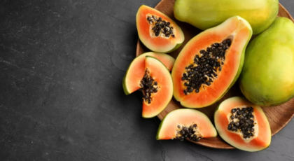 Mamão é rico em fibras e nutrientes que ajudam o organismo em diversas funções