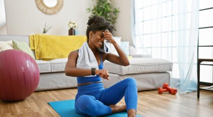 Mulher fazendo yoga