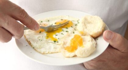 Ovos cozidos e mexidos têm proteínas semelhantes, mas calorias diferentes
