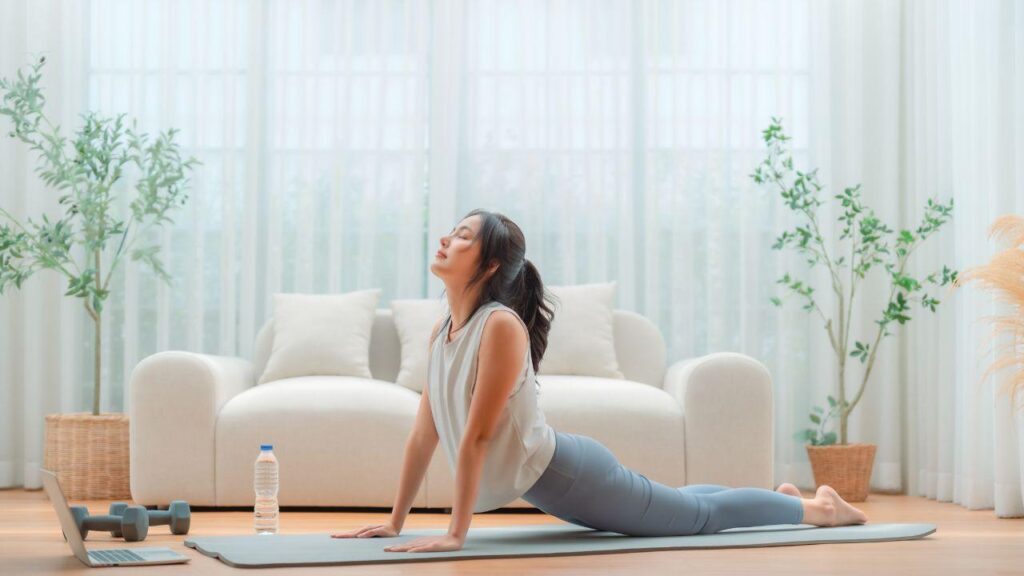 Imagem de uma mulher fazendo yoga