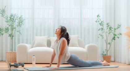 Imagem de uma mulher fazendo yoga