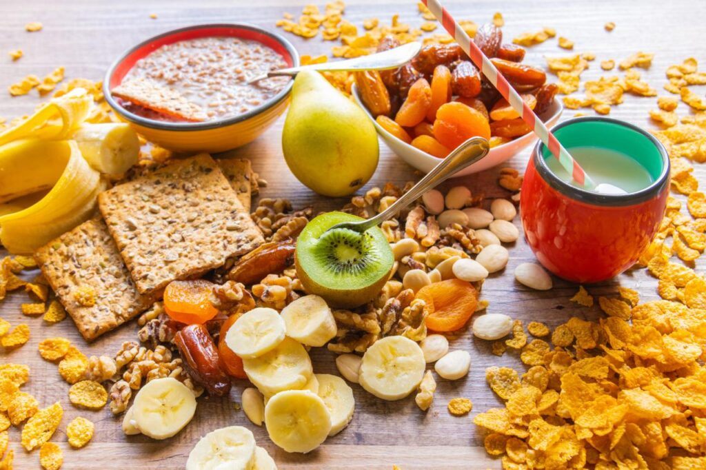 Vários alimentos em cima de uma mesa.