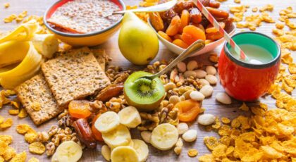 Vários alimentos em cima de uma mesa.