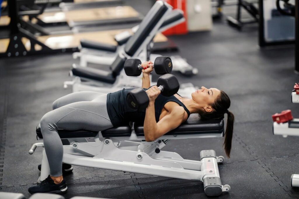 Mulher fazendo exercício na academia.