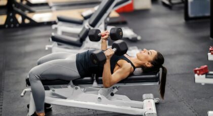 Mulher fazendo exercício na academia.