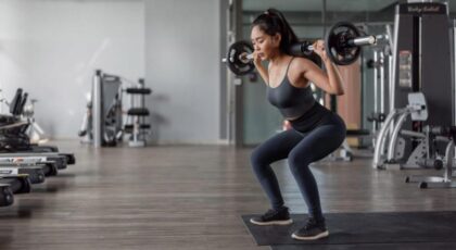 A profundidade do agachamento depende da mobilidade e da postura durante o exercício